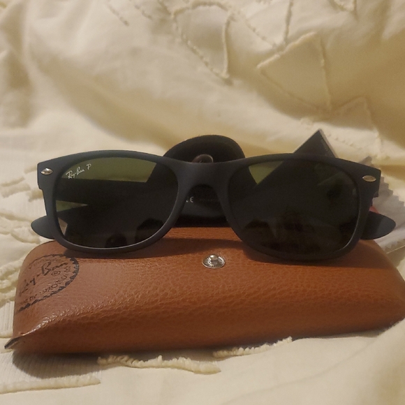 Ray-Ban Matte Black Wayfarer Sunglasses Satin Finish Polarized Lenses NWT - Picture 1 of 12